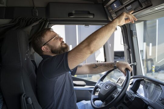 Faher von ECL bedient seinen Tachographen im LKW und prüft seine Lenkzeiten.