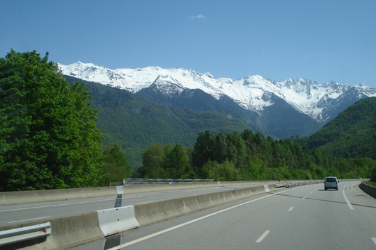 Alpenpanorma auf der Autobahn.