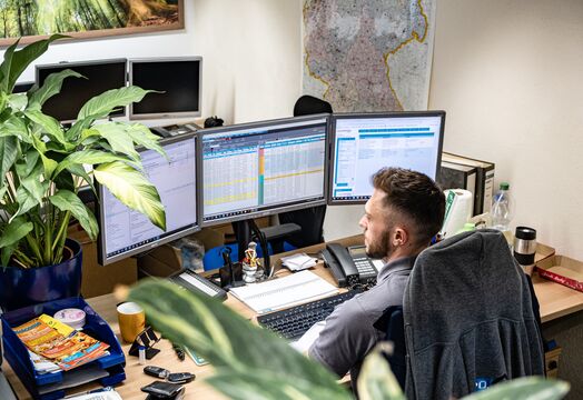 euro.COURIER dispatcher working on three screens while calculating a shipping order.