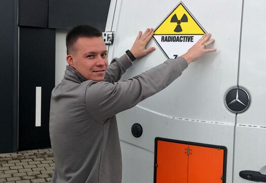 Fahrer bringt radioaktiv Klasse 7 Aufkleber am Heck an, Gefahrgut