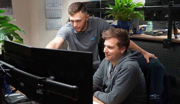 Zwei Disponenten besprechen den besten und direkten Weg zur Empfängeradresse.