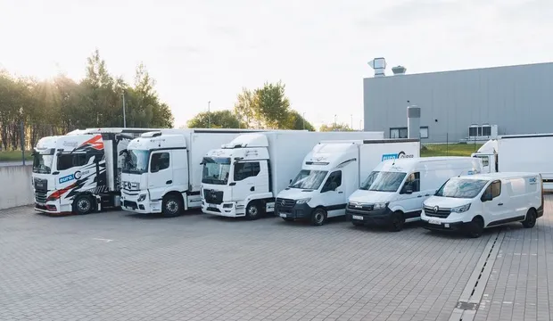 Verschiedene Fahrzeugkategorien des Fuhrpark eines Transportunternehmens, mit echten LKW und echten Fahrern.