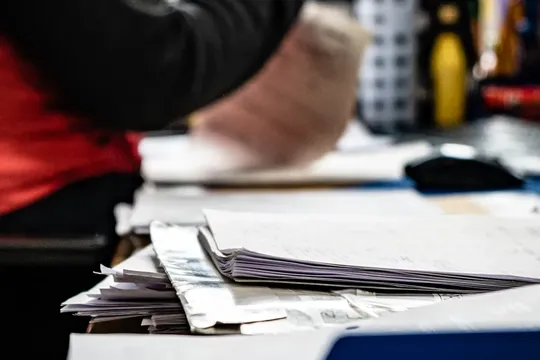 Frachtpapiere liegen auf dem Schreibtisch.