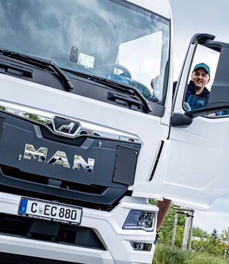 Neuer MAN LKW 18t mit Fernfahrerkabine für Direktfahrten in ganz Europa.