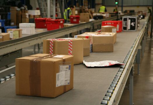 Overnight Express Pakete auf einem Förderband