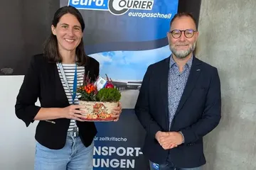 Gratualtion zum 20-jährigen Jubläum für Frau Schlosser, unsere Verwaltungschefin.