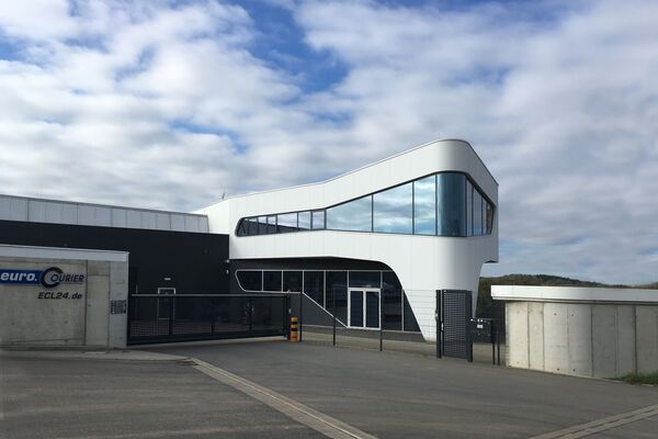 Das neugebaute Bürogebäude am Standort der ECL euro.COURIER Logistics in Chemnitz.