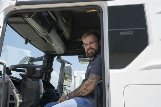 Ein ECL LKW Fahrer in seinem Fahrzeug.