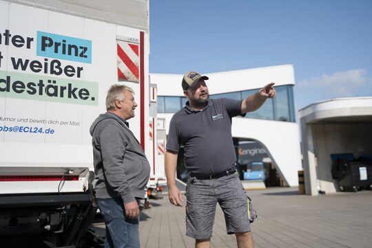 Zwei Fahrer im Gespräch auf dem Betriebsgelände von euro.COURIER.