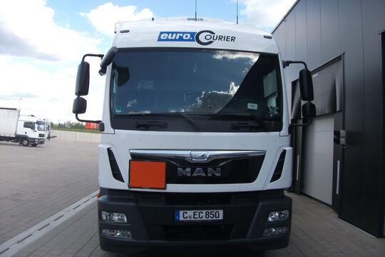 LKW mit Gefahrgut beladen parkt mit geoeffneten ADR-Tafeln auf Firmengelände Brenntag