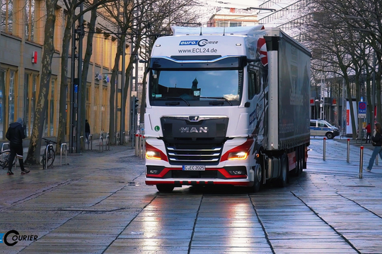 ECl Sattelzug in der Chemnitzer Innenstadt.