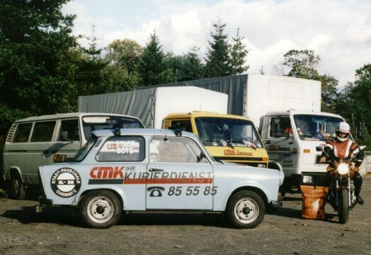 Mit diesen Fahrzeugen begann der Kurierdienst CMK, Trabant 601, VW T3, VW LT28, MAN 8.150.