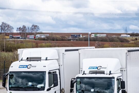 Kleiner LKW 7,5t Nahverkehr neben großem LKW18t Fernverkehr, mit Branding von euro.COURIER.