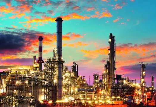 Chemiewerk im Abendrot.