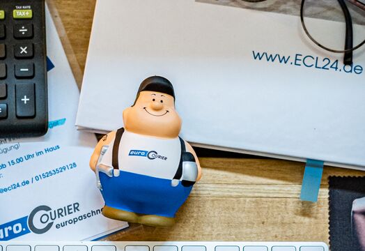Antistressfigur Bert im Layout von euro.COURIER verbreitet positives Gefühl