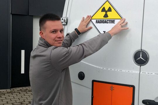 Fahrer bringt radioaktiv Klasse 7 Aufkleber am Heck an, Gefahrgut