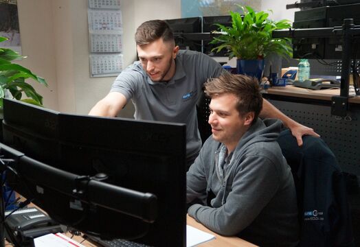 Zwei Disponenten besprechen den besten und direkten Weg zur Empfängeradresse.