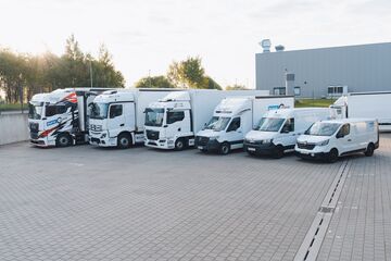 Fuhrpark eines Transportunternehmens, mit echten LKW und echten Fahrern.