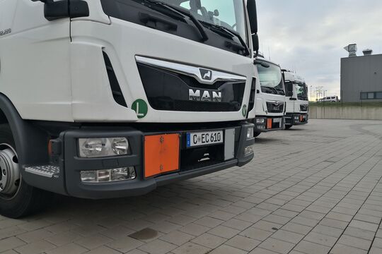 LKW Teilansicht Front mit geoeffneten ADR-GGVS-Tafeln