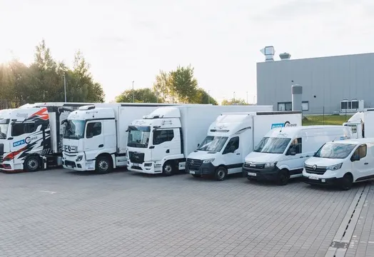 Verschiedene Fahrzeugkategorien des Fuhrpark eines Transportunternehmens, mit echten LKW und echten Fahrern.