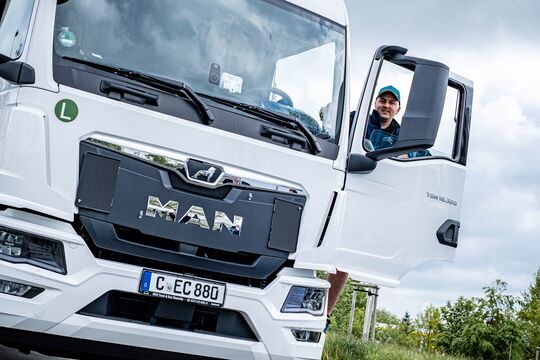 Fahrer schaut aus seinem LKW, mit dem er just-intime Kurierfahrten durchfuehrt