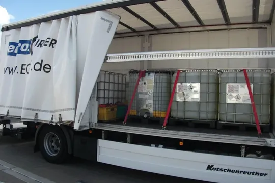 Geöffnete LKW Plane. Geladen sind IBCs.