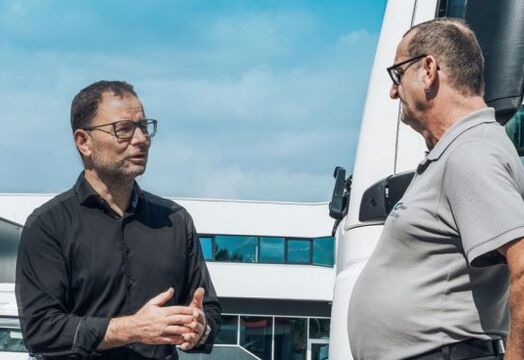 The managing director speaks with an employee