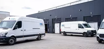 drei Kleintransporter auf dem Betriebshof von ECL24