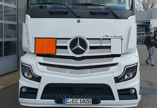 LKW mit Gefahrguttafeln bereit für den nächsten kennzeichnungspflichtigen Gefahrguttransport durch Deutschland und Europa.