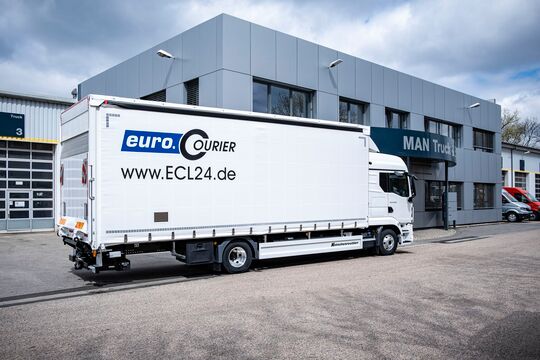 Neuer MAN LKW 12t mit Fernfahrerkabine für Direktfahrten in ganz Europa.