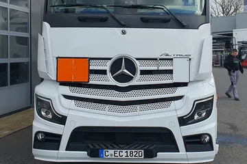 LKW mit Gefahrguttafeln bereit für den nächsten kennzeichnungspflichtigen Gefahrguttransport durch Deutschland und Europa.