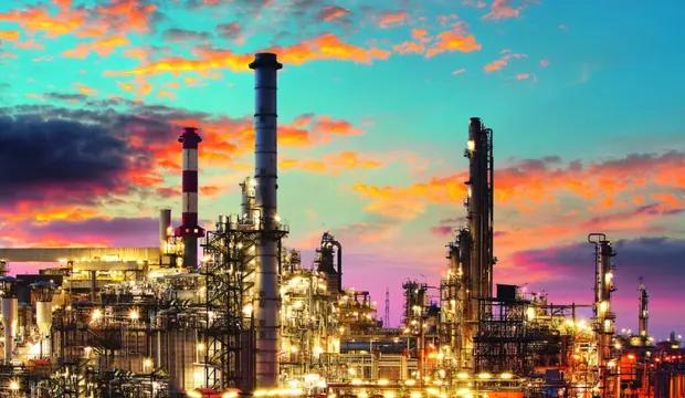 Chemiewerk im Abendrot.