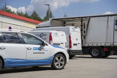 Verschiedene Fahrzeuge des Fuhrparks von euro.COURIER stehen auf dem Betriebsgelände.