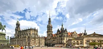 Ansicht des Dresdner Zwingers, eines der bekanntesten Barockbauwerke Deutschlands und ein Wahrzeichen der Stadt Dresden.
