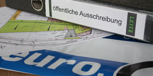 Internationaler Dokumentenversand am Beispiel von einem Herzlitz Ordner für Ausschreibungen oder Submissionen mi Terminoption.