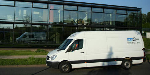 Mercedes-Benz Sprinter vor Frauenhofer Institut in Chemnitz als Kunde von euro.COURIER für den Dokumentenversand.