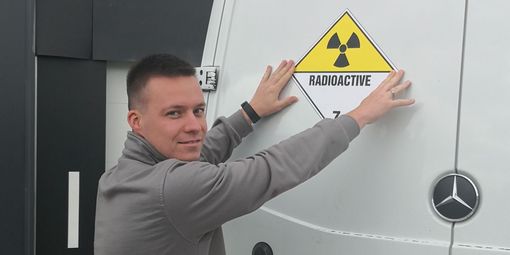 Radioaktive Transporte der Klasse 7 sind auch mit euro.COUIER ECL möglich, mit Warnschild Gefahrgut.