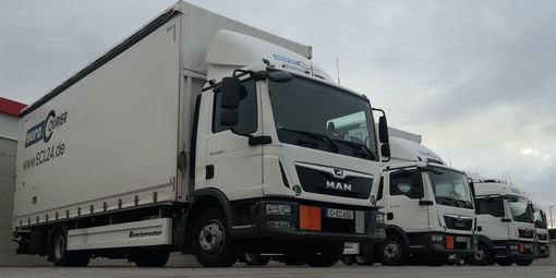 LKW mit Gefahrgutausrüstun im Auftrag von ECL europaweit unterwegs. Orangene Warntafeln am LKW sind aufgeklappt.