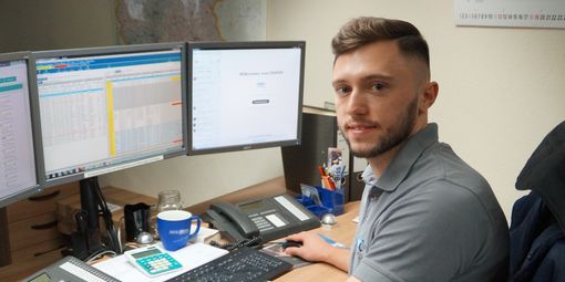 Disponent von ECL bei der Bearbeitung von Luftfrachtsendungen als zugelassener Transporteur.