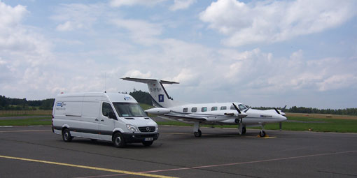 Luftfracht auf Flughafen mit euro.COURIER Sprinter, Aircharter mit kleinem zweimotorischen Flugzeug im Auftrag des Kunden von ECL.