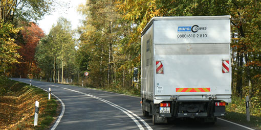 Mercedes-Benz LKW mit einer Luftfracht-Sendung auf dem Weg durch ganz Europa im Autrag von euro.COURIER.