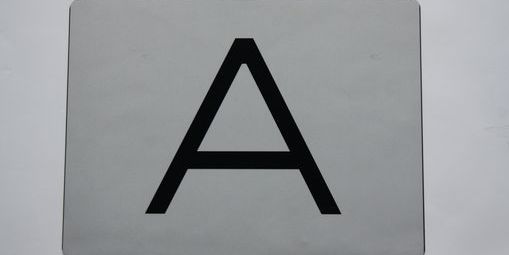 Warntafel für Abfalltransporte aus Reflexfolie, wie sie von euro.COURIER für Kurierdienste eingesetzt wird.