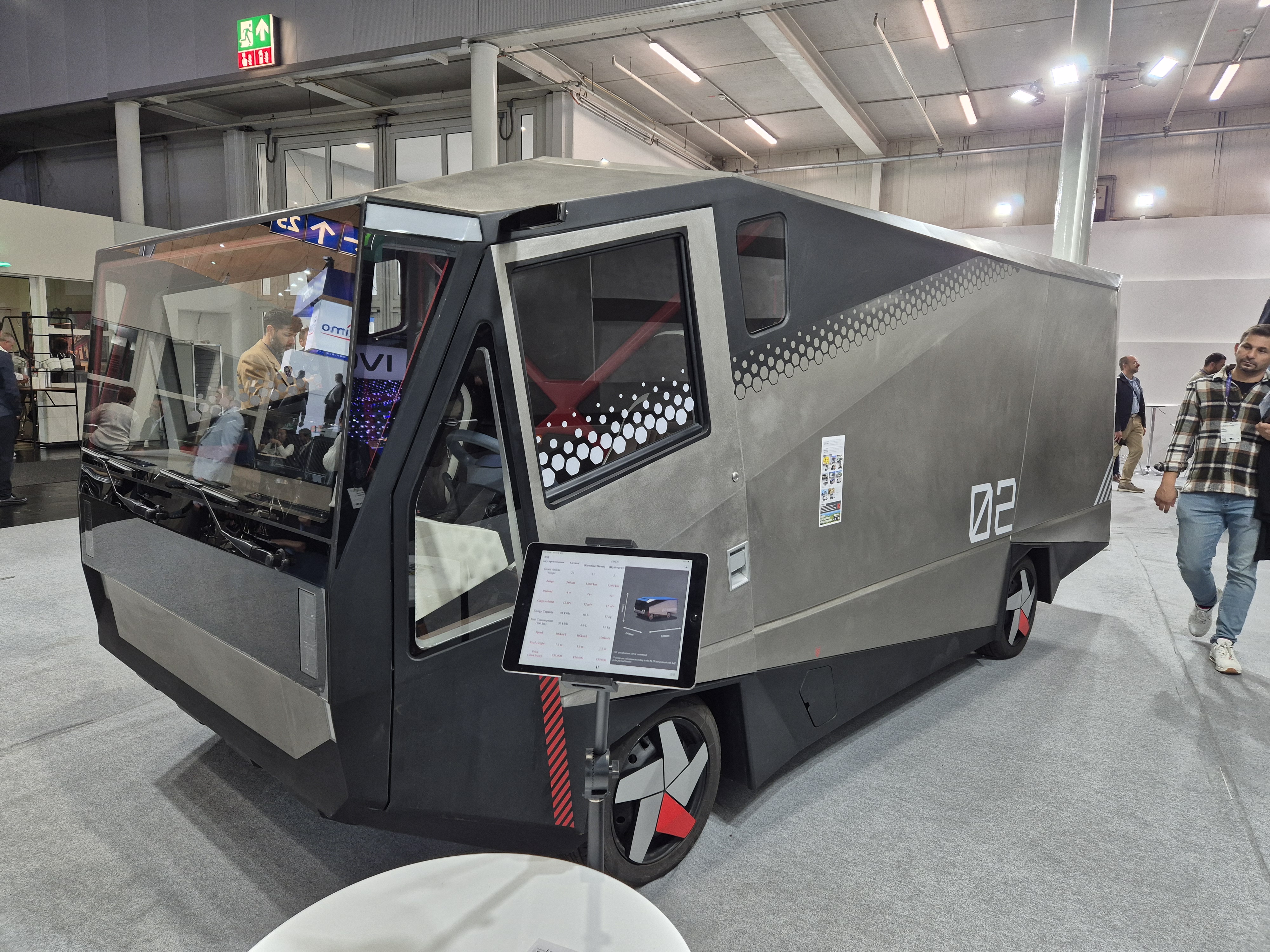 Messebesuch auf der IAA, Internationale Nutzfahrzeugausstellung, Hannover 2024. Ein Panzertransporter?