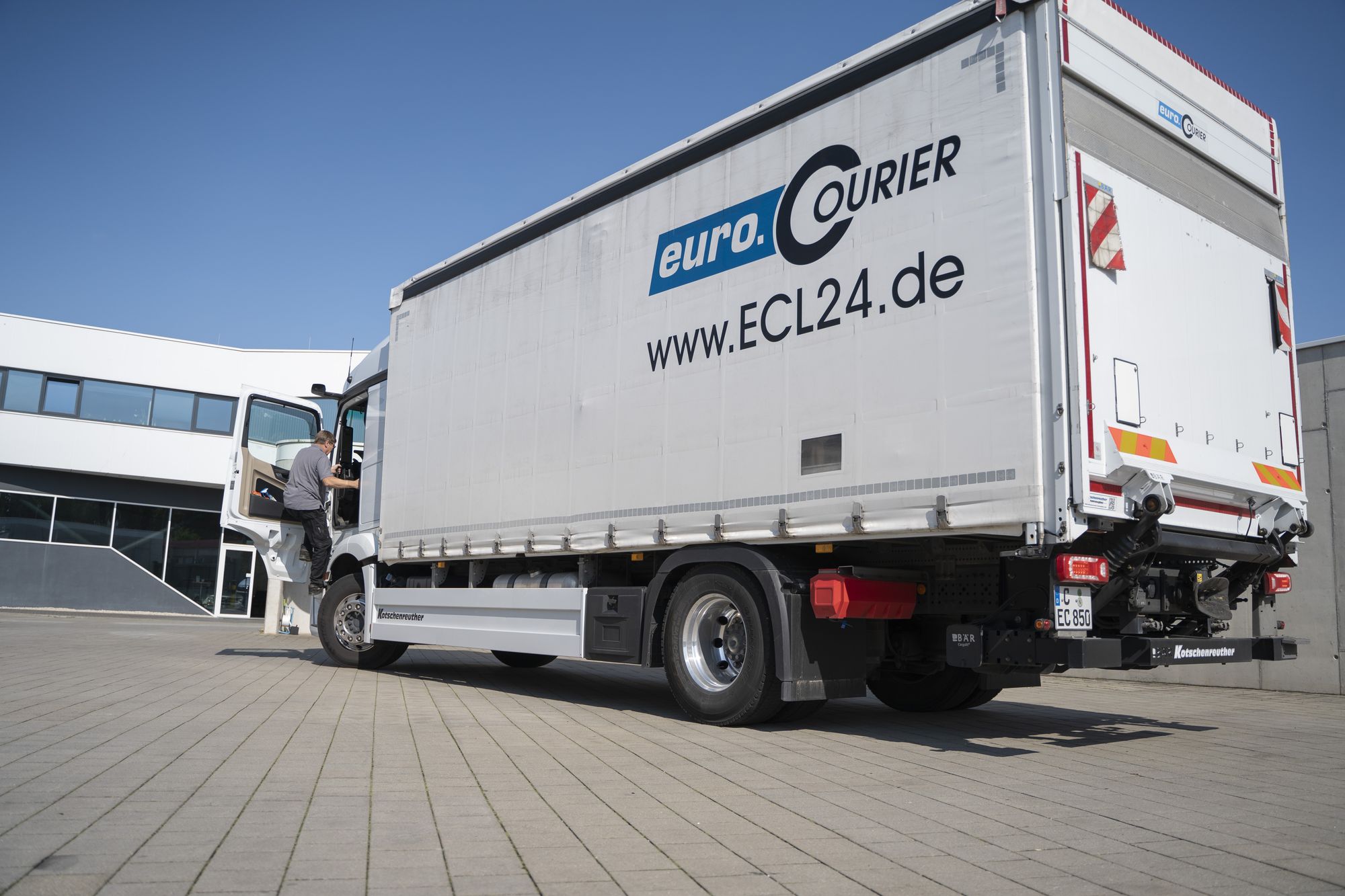 Ein 18t-LKW auf dem Betriebsgelände von euro.COURIER.