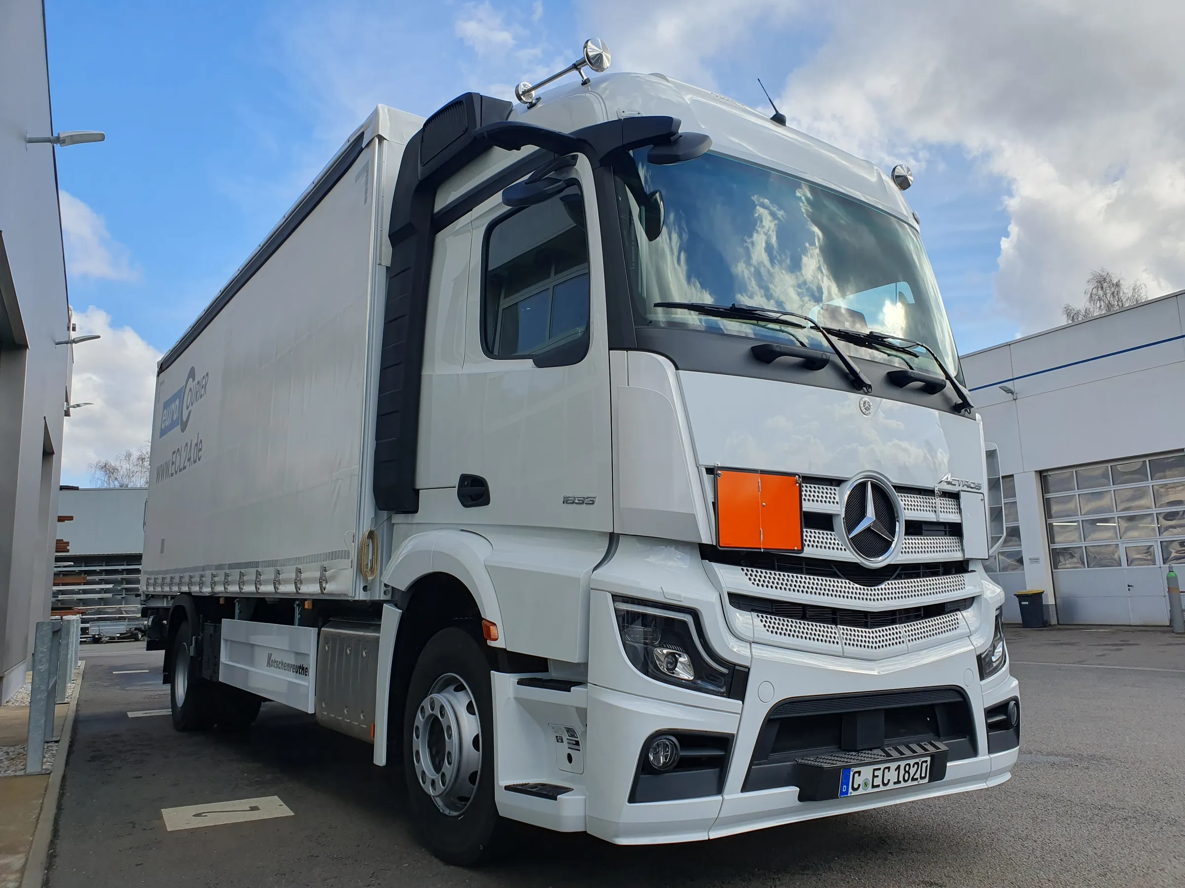 Gefahrguttransport nach GGVS mit Kennzeichnung des LKW.